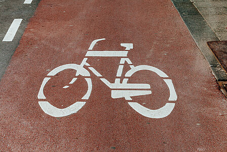 Roodkleurig fietspad en fiets gemarkeerd in wit