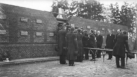 Archieffoto van een begravenis bij het Mausoleum in Ede. 