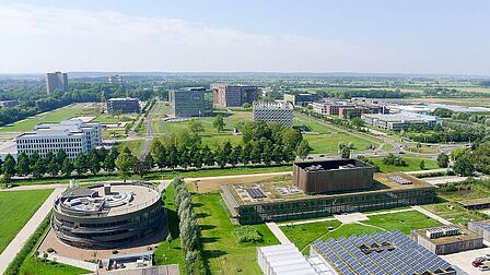 Luchtfoto van gebied Kennisas, met verschillende gebouwen van de Wageningen University & Research