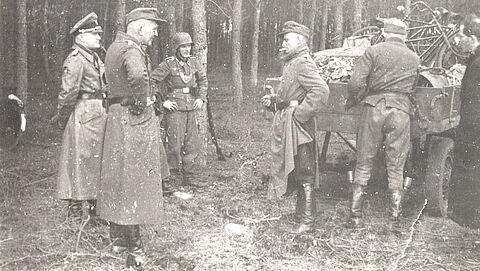 Historische foto van Duitse soldaten die achtergebleven goederen op een kar laden die na de fatale wapendropping zijn achtergebleven. 