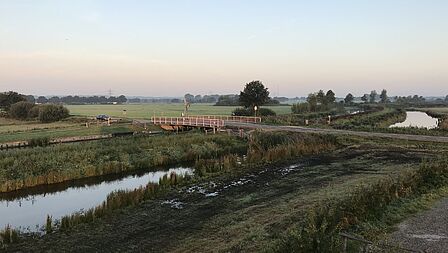 Een weg met brug in het gebied Binnenveld. 