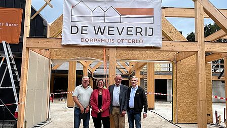 Wethouder Hazeleger en het bestuur van het dorpshuis voor De Weverij