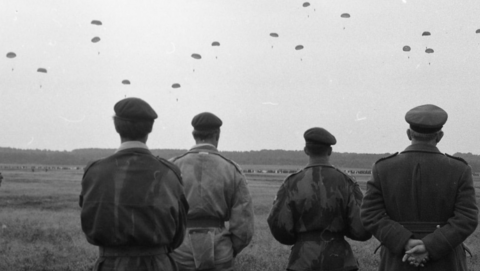 Archief beeld van dropping op de hei voor Operatie Market Garden