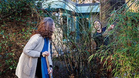 John en Janneke werken in de tuin