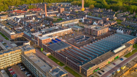 De ENKA-wijk vanuit de lucht gefotografeerd, met de Westhal rechtsonder in beeld.