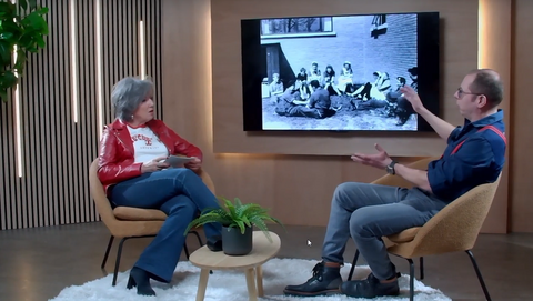 Laurens en Truus in gesprek in de studio bij de opname van podcast Studio Vrijheid