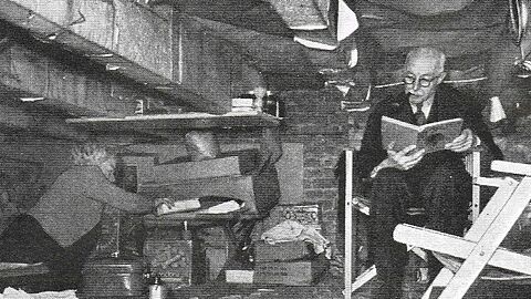 Foto van twee odergedoken personen tijdens de Tweede Weereldoorlog