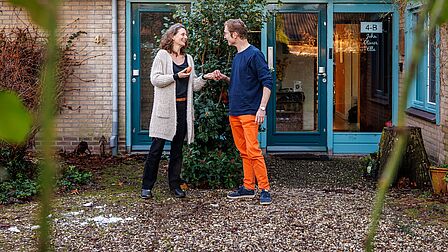 John en Janneke staan bij hun voordeuren