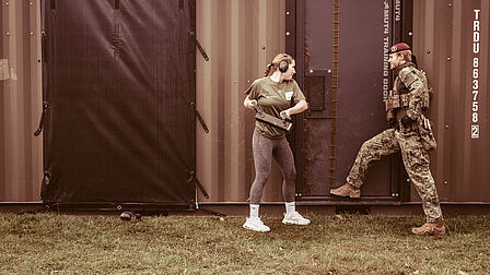 Meisje met stormram op de Weerbaarheidsdag