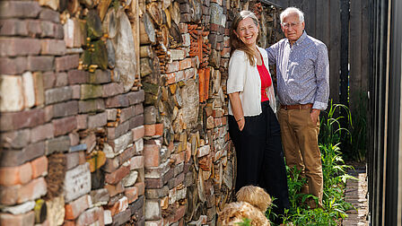 Kees en Marianne in hun groene tuin